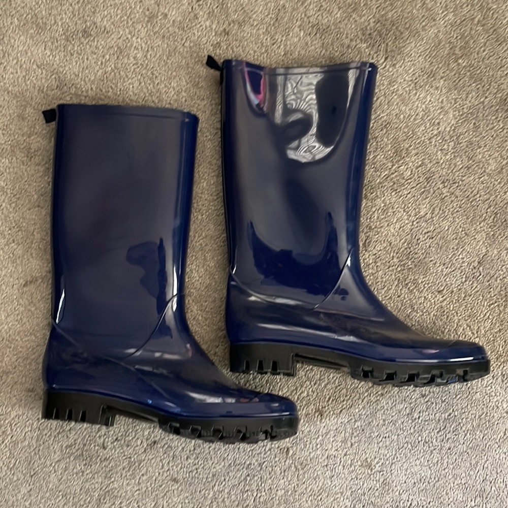 Rubber rain boot